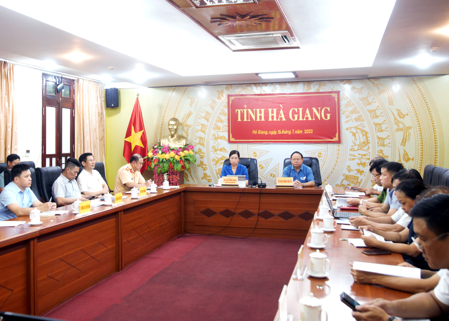 Phó Chủ tịch UBND tỉnh Hà Thị Minh Hạnh và các đại biểu dự hội nghị tại điểm cầu của tỉnh.