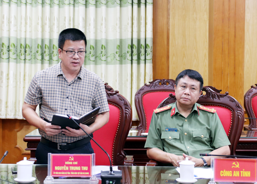 Tổng biên tập Báo Hà Giang Nguyễn Trung Thu báo cáo kết quả thực hiện công tác tuyên truyền, thông tin đối ngoại trên các loại hình báo chí của đơn vị.
