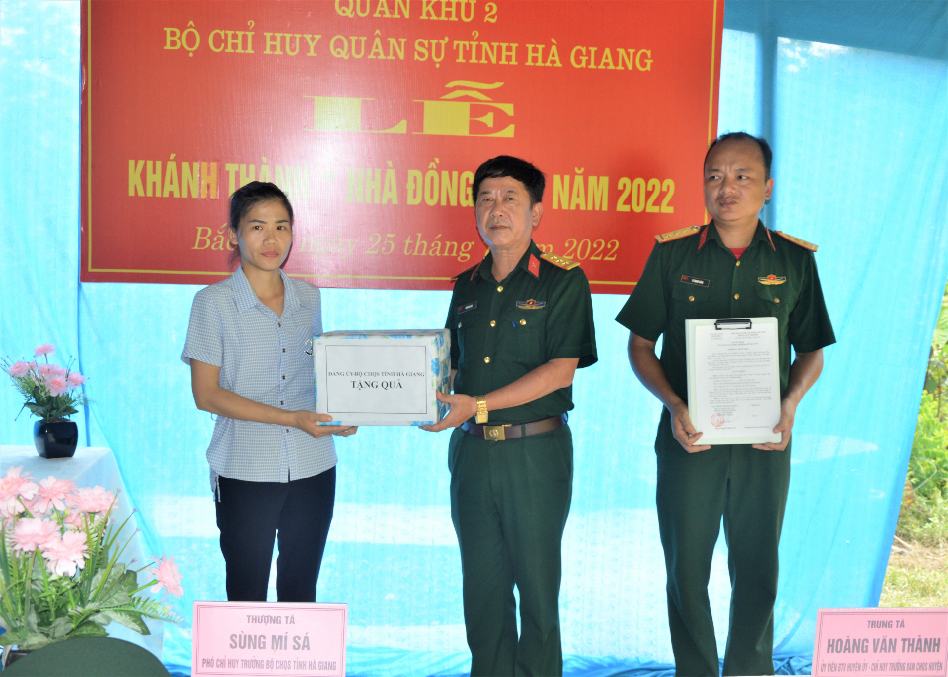 Lãnh đạo Bộ CHQS tỉnh trao quyết định hỗ trợ và tặng quà động viên gia đình quân nhân Lý Mạnh Hùng.