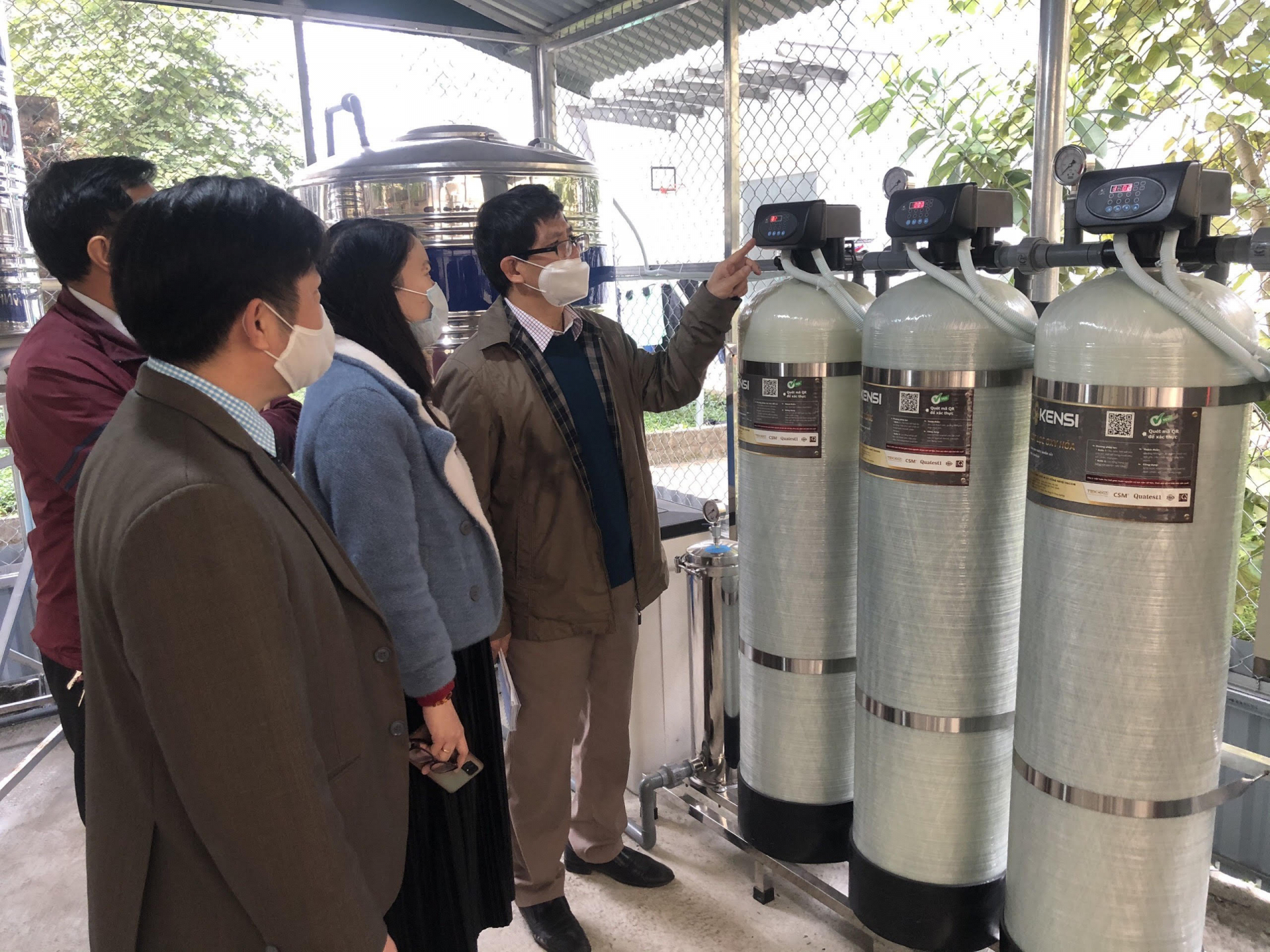 Liên hiệp các Hội KH&KT tỉnh kiểm tra hệ thống máy lọc nước sạch uống trực tiếp tại Trường Phổ thông Dân tộc Bán trú Tiểu học và THCS Sà Phìn (Đồng Văn).
						Ảnh: tư liệu