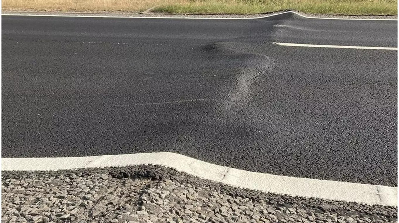 Đoạn đường A14 ở Cambridgeshire, Anh bị cong do nắng nóng. Ảnh: Cảnh sát Cambridgeshire 