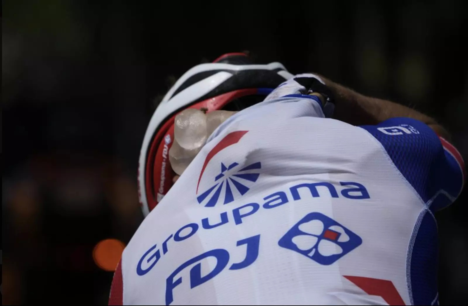 Vận động viên tham gia Tour de France hạ nhiệt bằng các túi đá gắn dưới quần áo. Ảnh: AP