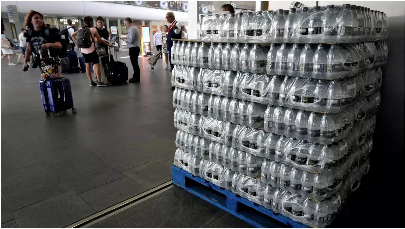 Các pallet đựng chai nước được đặt ở nhà ga Kings Cross để giúp khách giải nhiệt. Ảnh: AP
