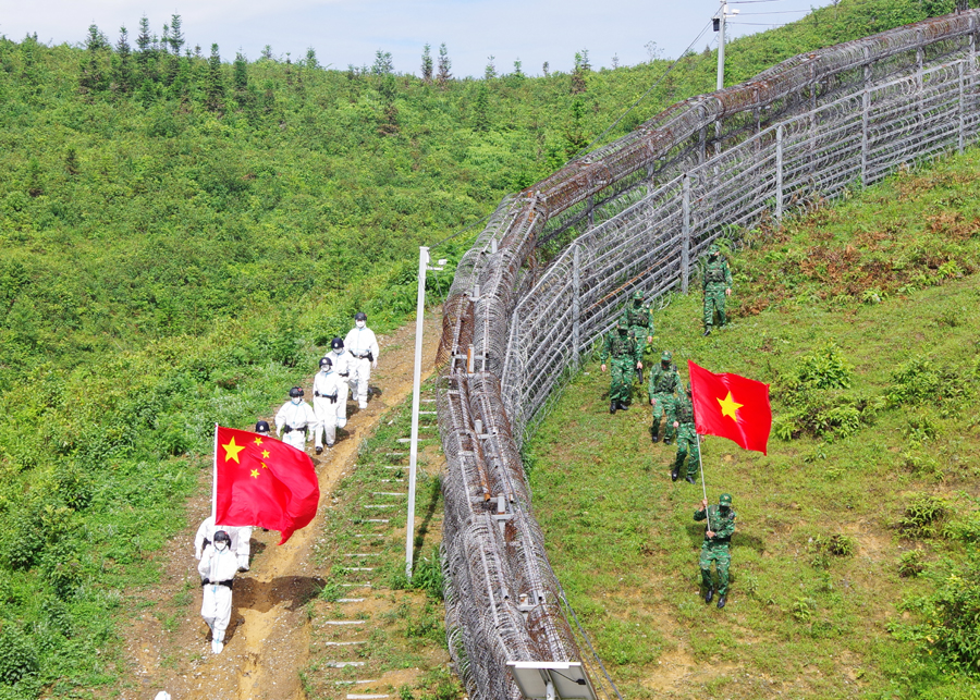 Đồn Biên phòng Sơn Vĩ (Mèo Vạc) phối hợp với Phân trạm Hoà Bình, Trạm kiểm soát Biên phòng Thiên Bảo (Trung Quốc) tuần tra đoạn biên giới từ mốc 491 đến mốc 492.