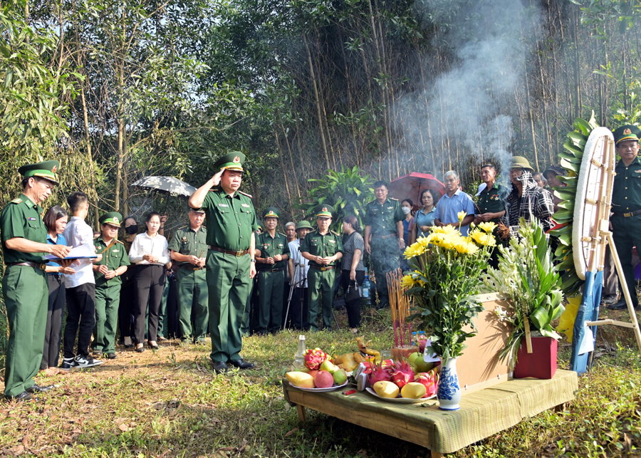 Lãnh đạo Bộ Chỉ huy BĐBP tỉnh Hà Giang cùng cấp ủy, chính quyền địa phương đặt vòng hoa, dâng hương tại phần mộ Liệt sỹ Trần Việt Dũng.