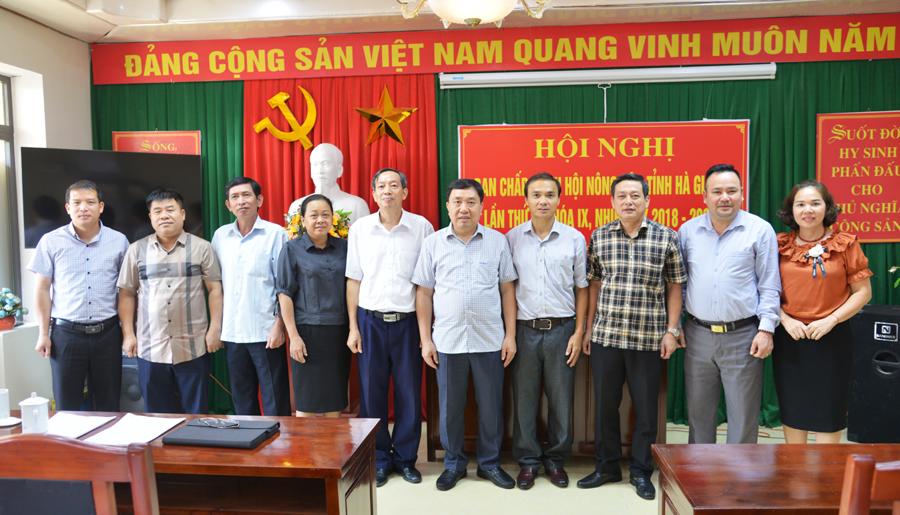Phó Bí thư Tỉnh ủy Nguyễn Mạnh Dũng cùng lãnh đạo các ngành chụp ảnh lưu niệm với lãnh đạo Hội Nông dân tỉnh