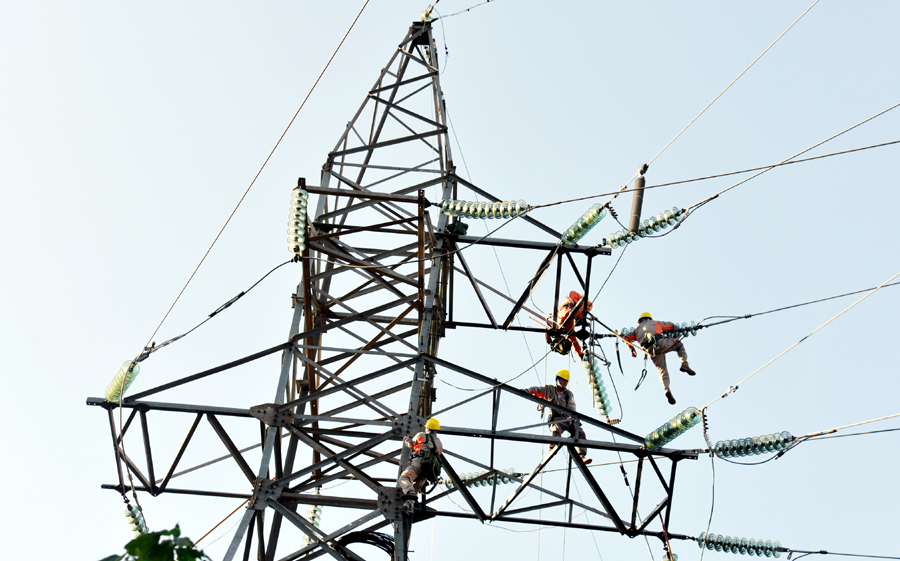 Công nhân Đội 110kV, Công ty Điện lực Hà Giang kiểm tra đường dây trước khi đóng điện