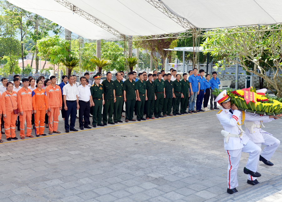 Lãnh đạo Điện lực Hà Giang, Hội CCB và các tổ chức đoàn thể Công ty dâng hoa tưởng niệm các Anh hùng liệt sĩ tại Nghĩa trang Quốc gia Vị Xuyên