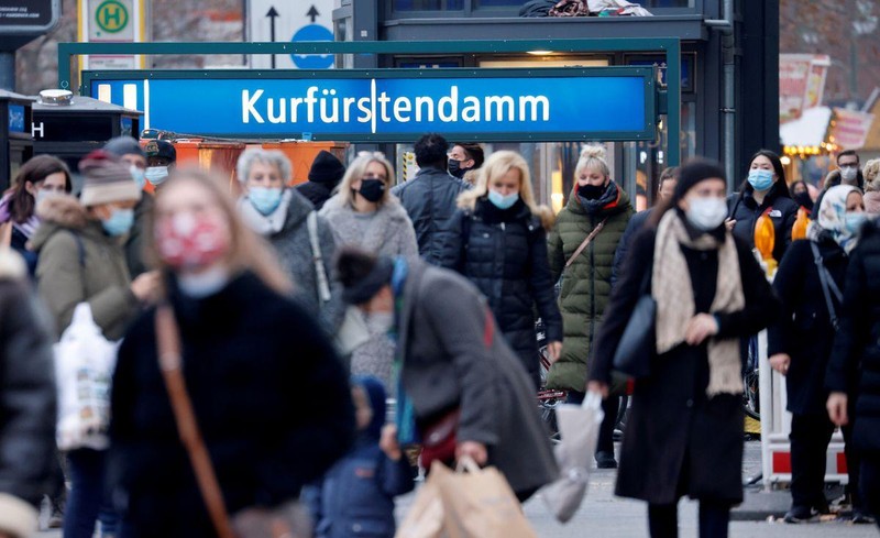 Ảnh minh họa: Người dân đi bộ tại đại lộ mua sắm Kurfurstendamm, Đức, ngày 5/12/2020. 