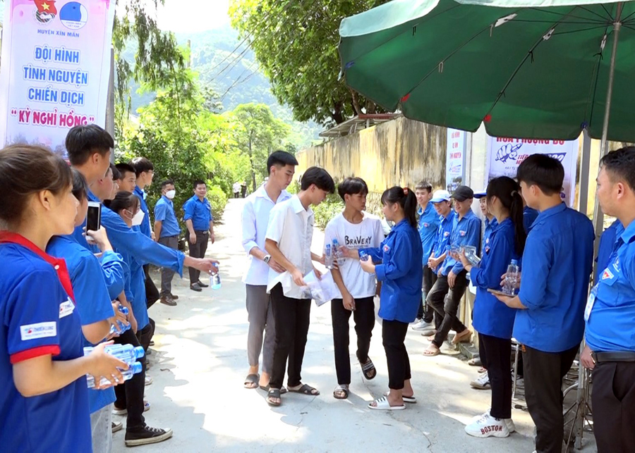 Thí sinh huyện Xín Mần được các tình nguyện viên động viên tinh thần trước khi vào phòng thi (Ảnh: Cao Cường)