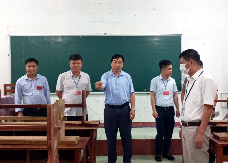 Đoàn công tác kiểm tra cơ sở vật chất tại điểm thi Trường THPT Đồng Yên