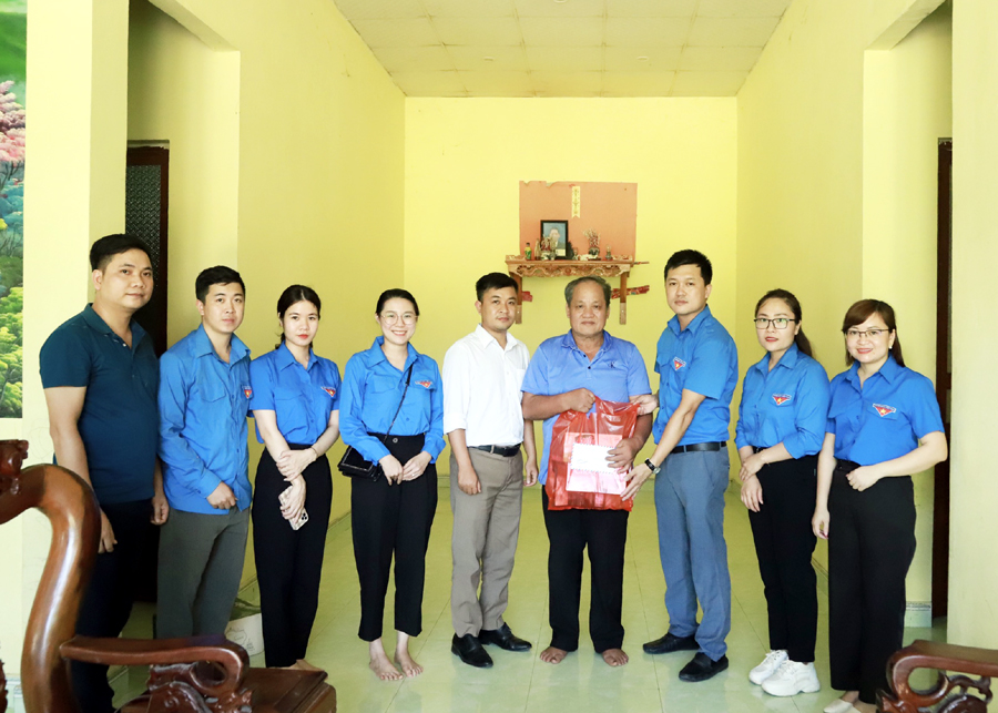 Đoàn viên thanh niên Báo Hà Giang tặng quà người có công xã Phương Tiến (Vị Xuyên)