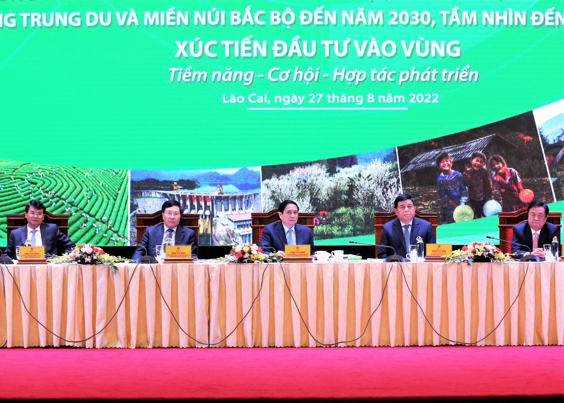 Thủ tướng Chính phủ Phạm Minh Chính, Phó Thủ tướng Thường trực Phạm Bình Minh cùng các đồng chí chủ trì hội nghị