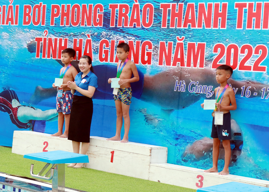 Đồng chí Đỗ Thị Hương, Tỉnh ủy viên, Bí thư Tỉnh đoàn trao giải Nhất, Nhì, Ba cho các đội.
