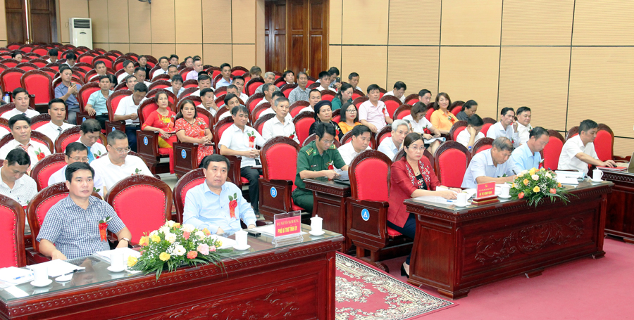Các đồng chí lãnh đạo tỉnh và các đại biểu tham dự hội nghị.