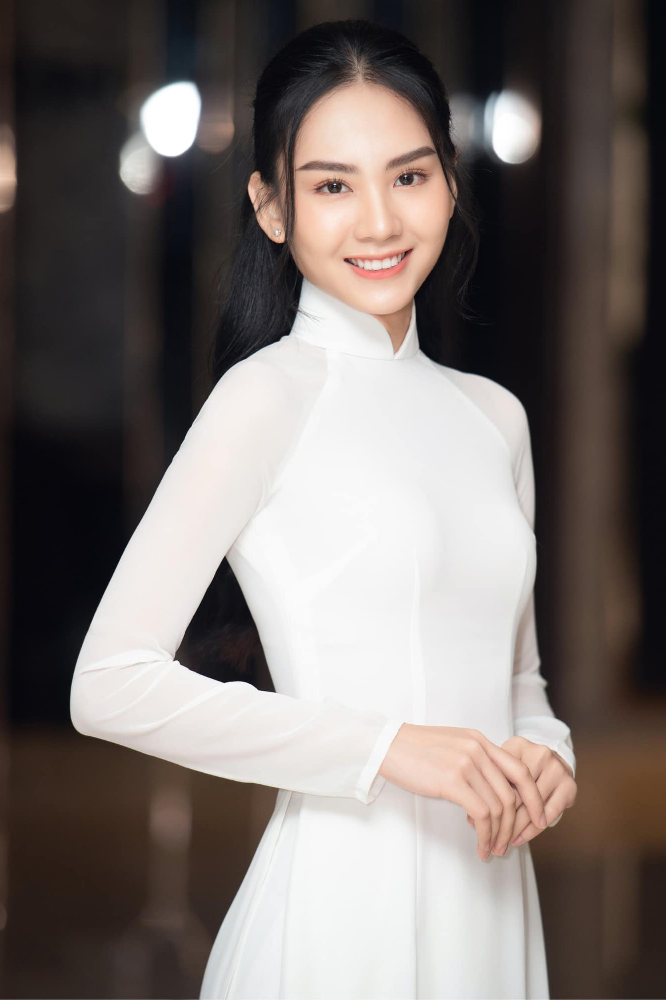 Hoa hậu thường diện áo dài trắng trong nhiều dịp tham gia các hoạt động cộng đồng. Trong phần thi ứng xử của top 2, cô liệt kê áo dài là một trong những nét đẹp của văn hóa Việt, cần được các bạn trẻ giữ gìn.