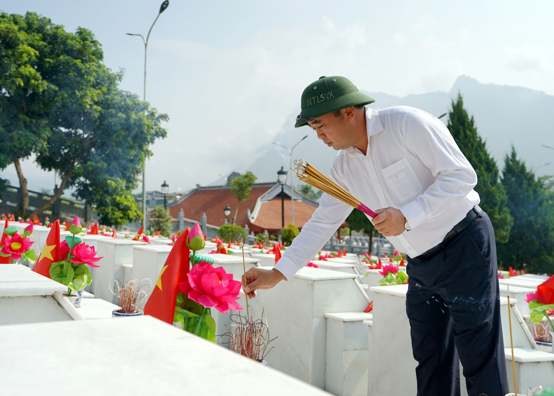 Đồng chí Trần Đức Thắng, Ủy viên T.Ư Đảng, Phó Chủ nhiệm UBKT T.Ư dâng hương AHLS tại các phần mộ trong Nghĩa trang liệt sỹ Quốc gia Vị Xuyên.