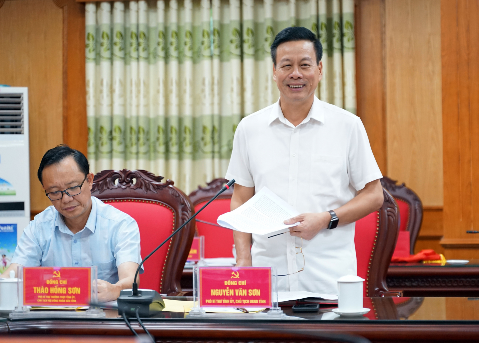 Chủ tịch UBND tỉnh Nguyễn Văn Sơn báo cáo tình hình phát triển KT-XH của tỉnh tại buổi làm việc.