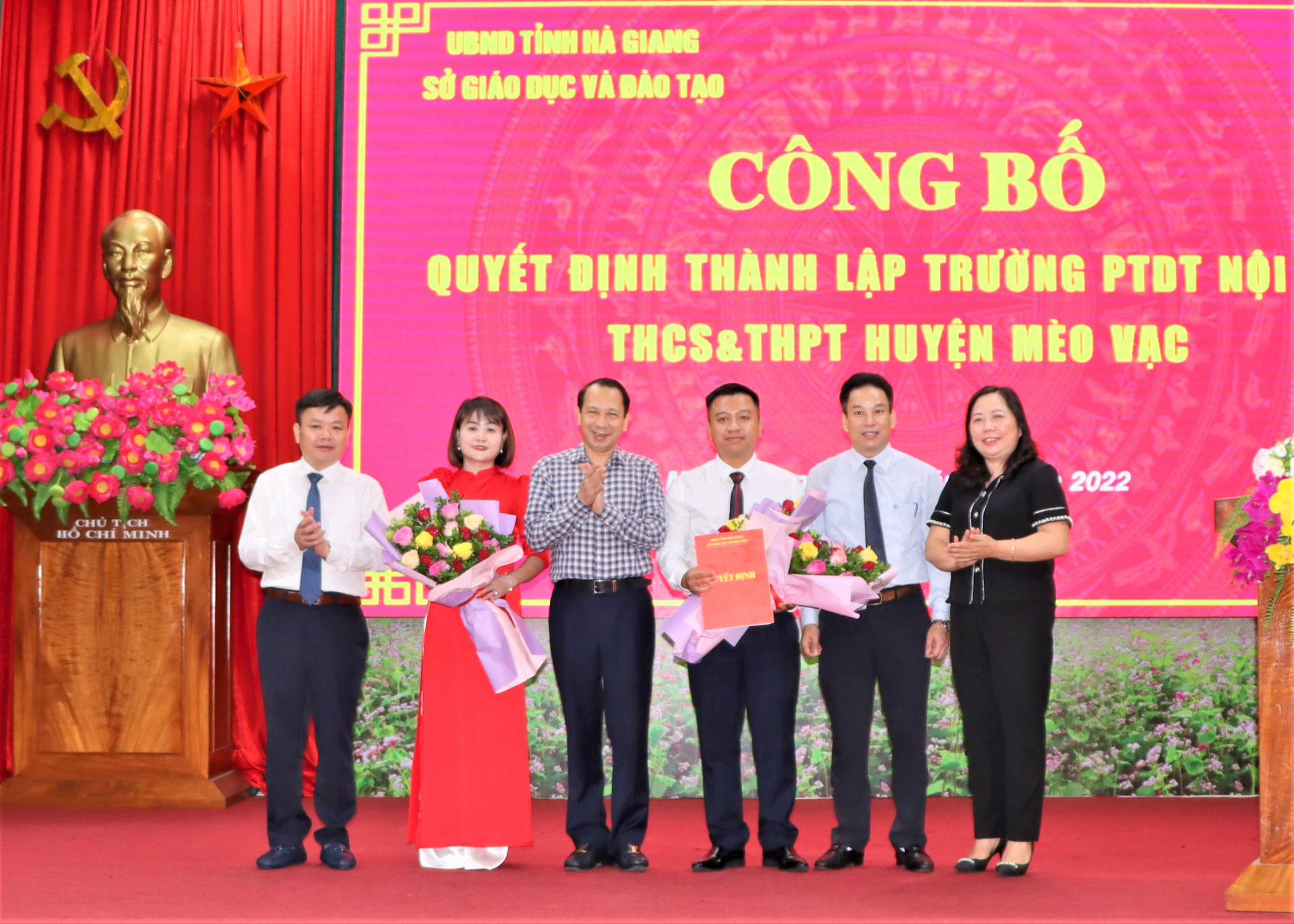 Đồng chí Trần Đức Quý, Phó Chủ tịch UBND tỉnh trao Quyết định thành lập Trường Phổ thông Dân tộc Nội trú – THCS và THPT huyện Mèo Vạc.
