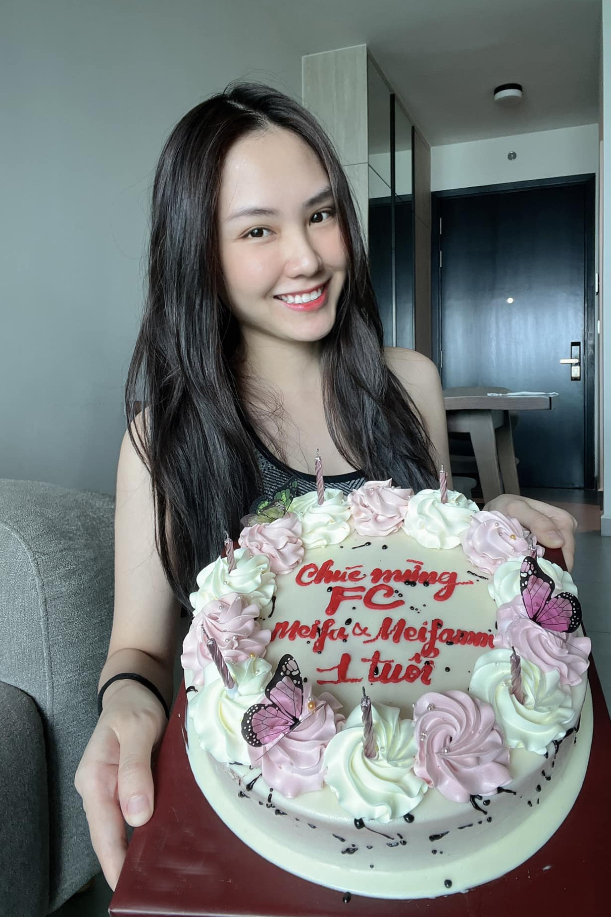 Mai Phương để mặt mộc, chụp ảnh cùng bánh do các thành viên trong fan club của cô tặng hồi tháng 3. Người đẹp có nhiều fan từ khi vào top 5 Hoa hậu Việt Nam 2020.