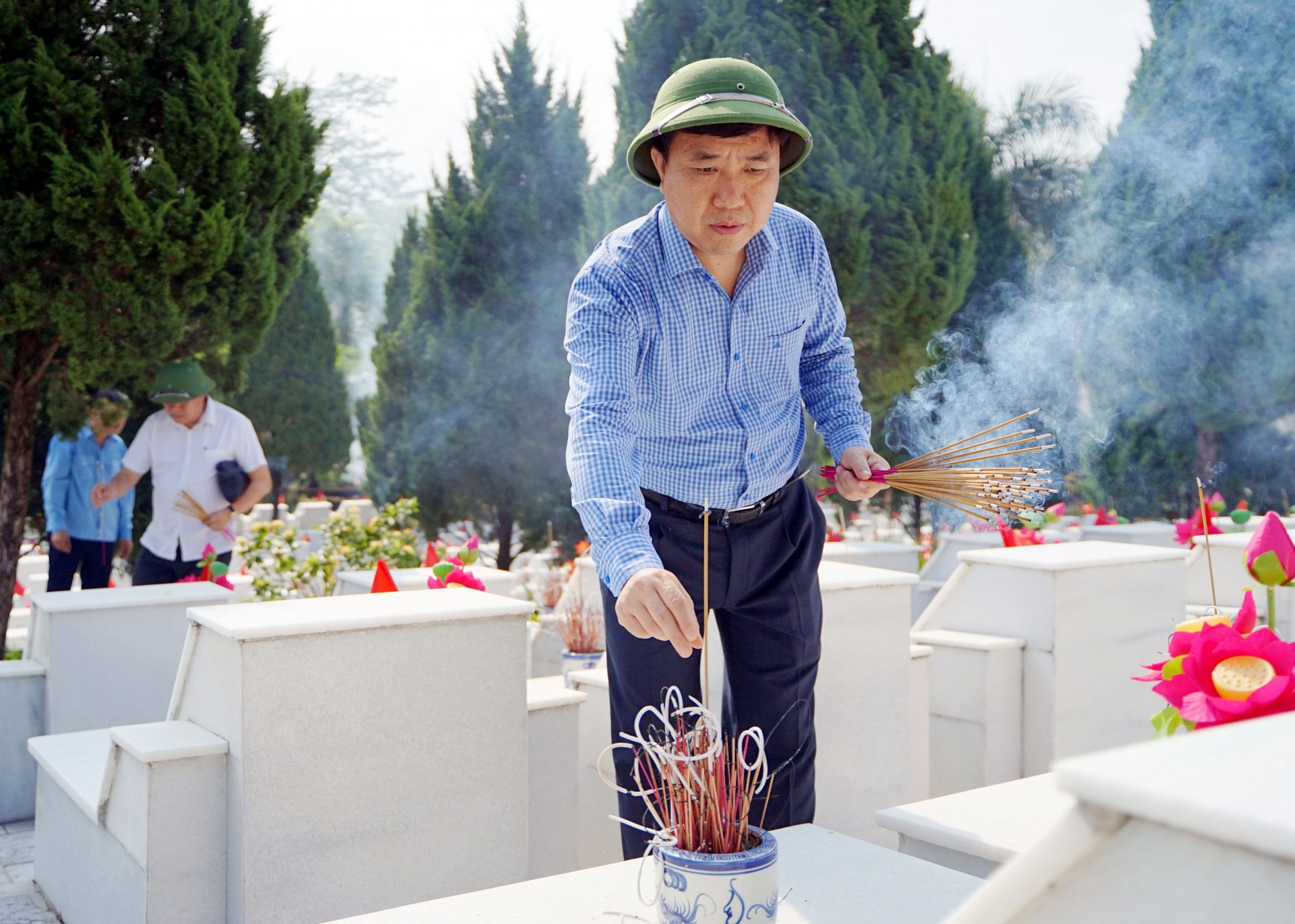 Phó Bí thư Tỉnh ủy Nguyễn Mạnh Dũng dâng hương AHLS tại các phần mộ trong Nghĩa trang Liệt sỹ Quốc gia Vị Xuyên.