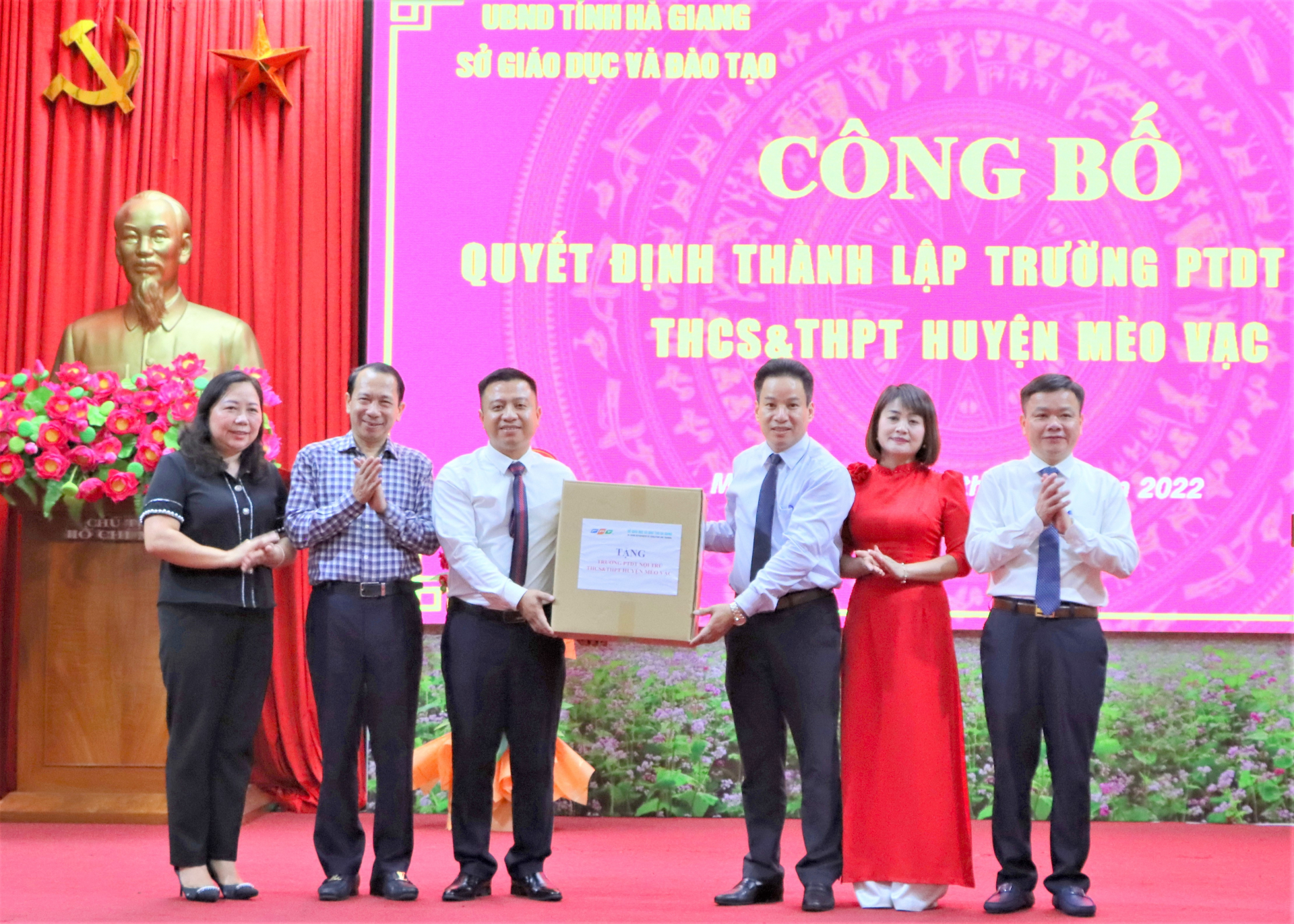 Sở GD&ĐT trao tặng máy tính cho Trường Phổ thông Dân tộc Nội trú – THCS và THPT huyện Mèo Vạc.