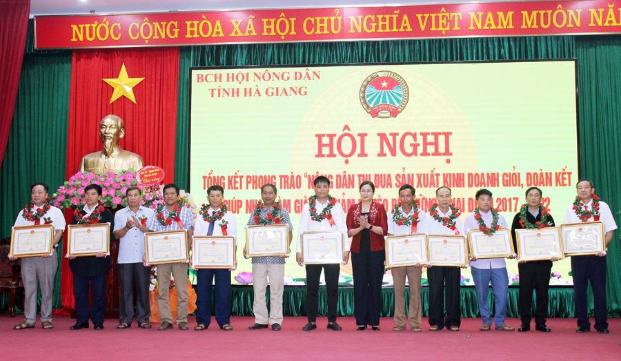Phó Chủ tịch UBND tỉnh Hà Thị Minh Hạnh trao Bằng khen cho các cá nhân có thành tích tiêu biểu xuất sắc trong phong trào nông dân thi đua SXKDG cấp tỉnh lần thứ V, giai đoạn 2017 - 2022.