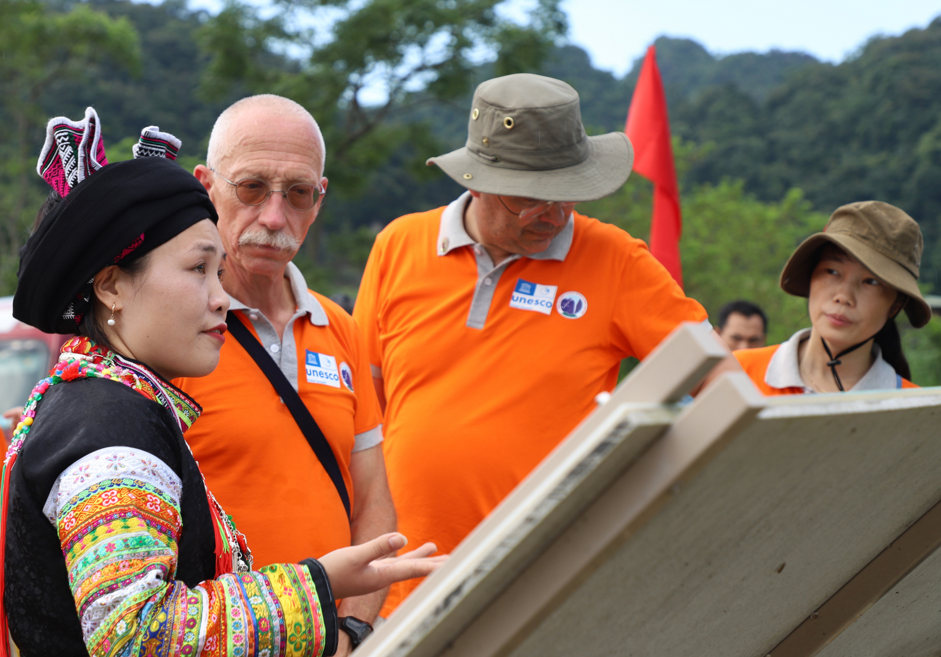Hướng dẫn viên thuyết minh với đoàn chuyên gia tại điểm khảo sát ngôi đền Bình An.