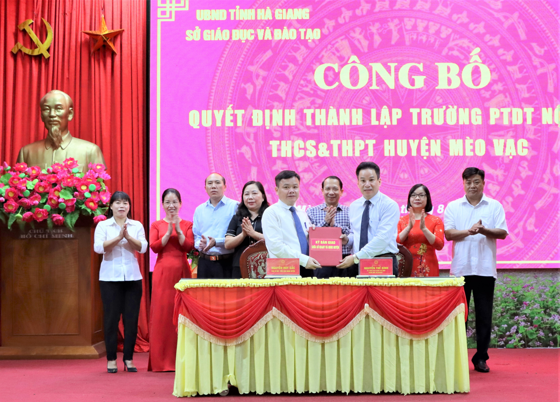 Đồng chí Nguyễn Thế Bình, Tỉnh ủy viên, Giám đốc Sở GD&ĐT và lãnh đạo UBND huyện Mèo Vạc ký kết bàn giao công tác quản lý.