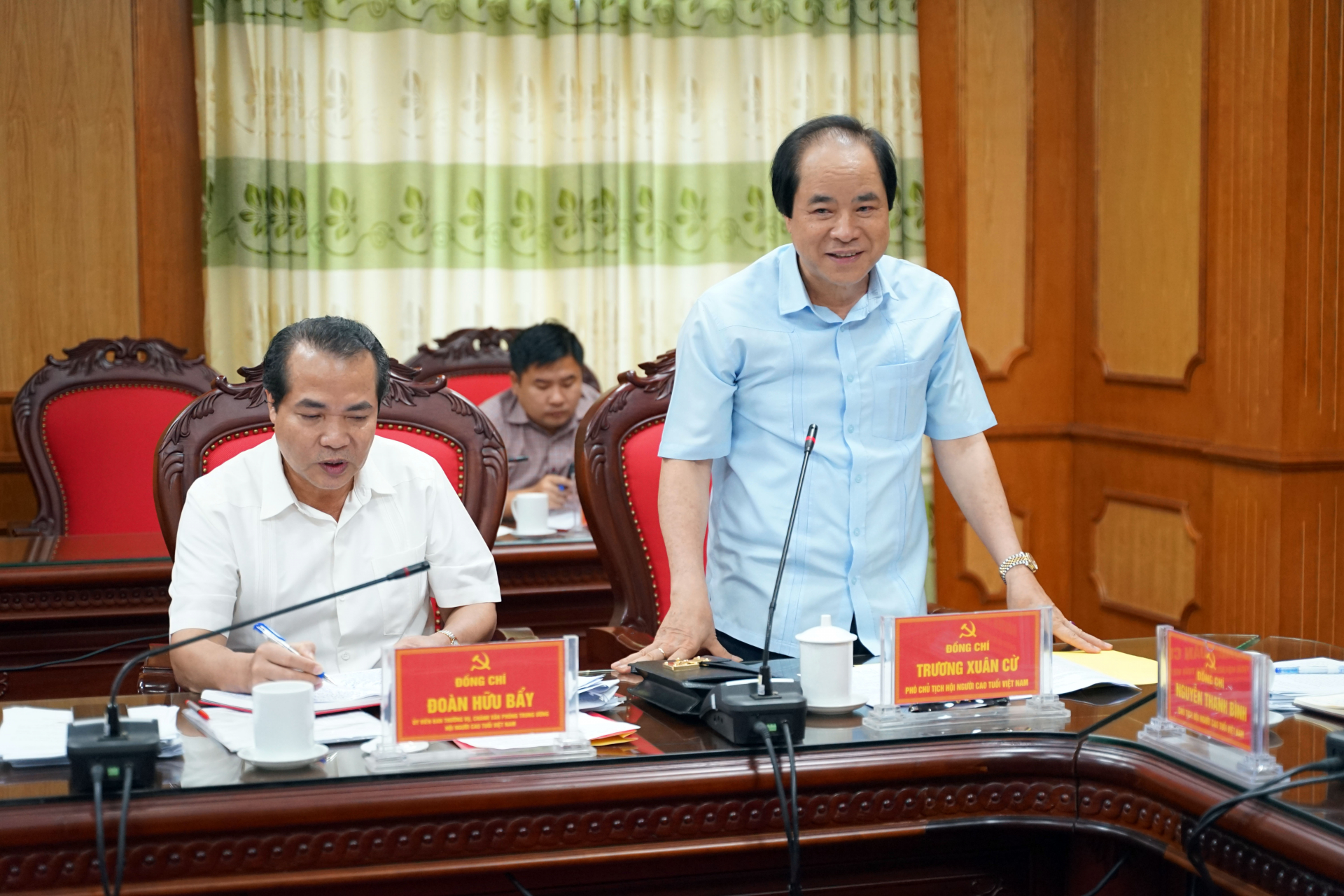 Phó Chủ tịch Hội NCT Việt Nam Trương Xuân Cừ phát biểu tại buổi làm việc.
