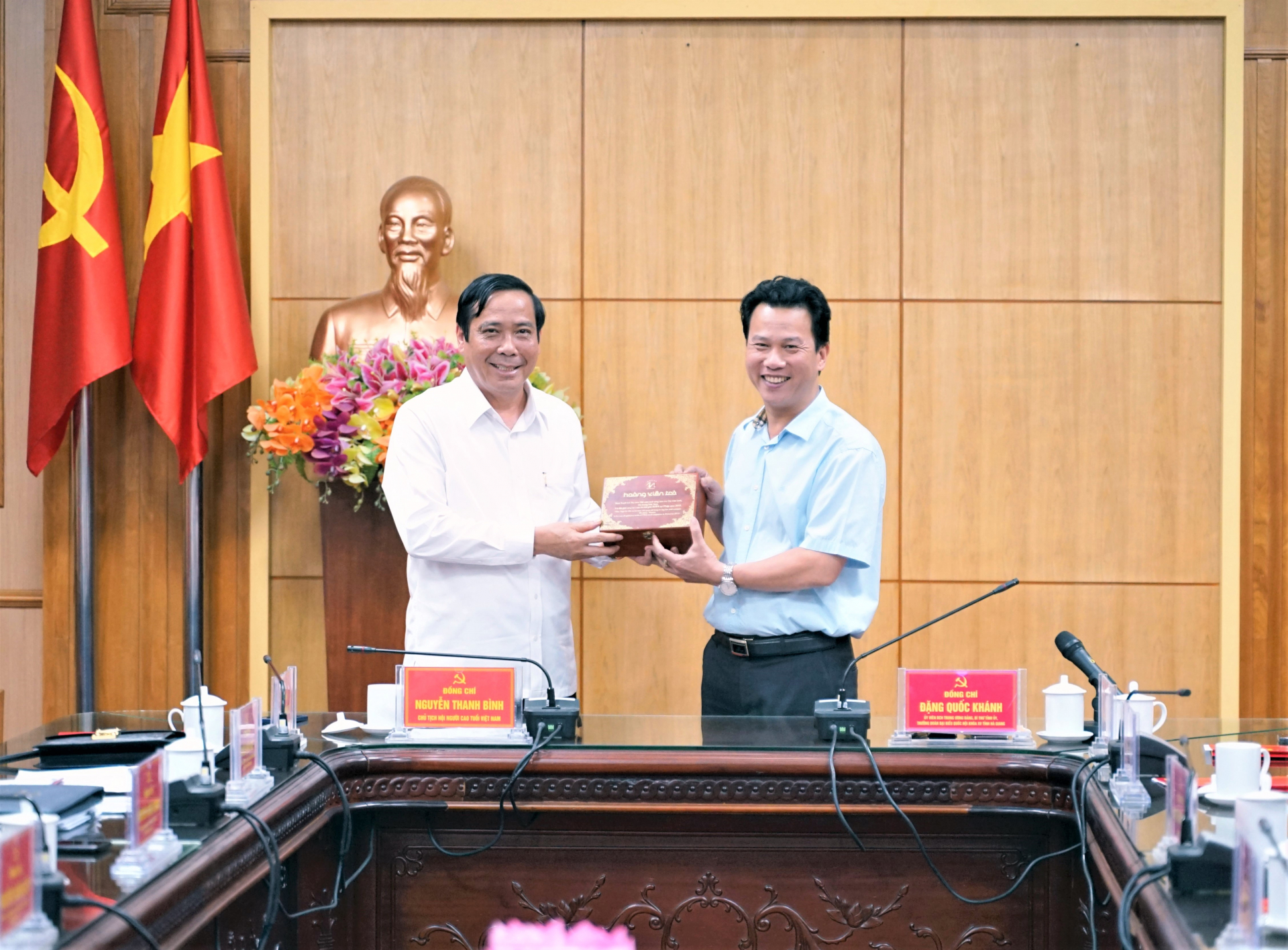 Bí thư Tỉnh ủy Đặng Quốc Khánh tặng quà cho đoàn công tác của Hội NCT Việt Nam.
