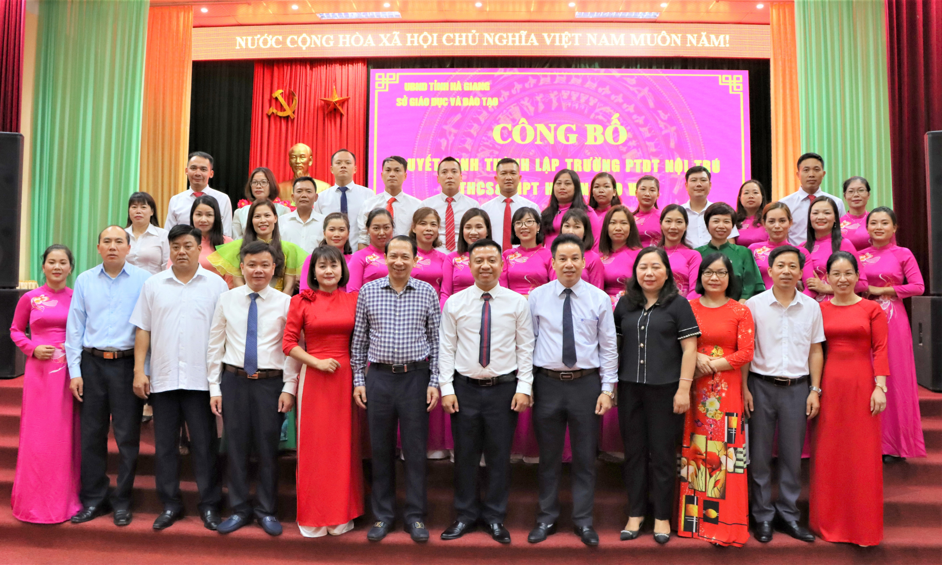 Các đồng chí lãnh đạo tỉnh và huyện Mèo Vạc chụp ảnh lưu niệm với cán bộ, thầy cô Trường Phổ thông Dân tộc Nội trú – THCS và THPT huyện Mèo Vạc.