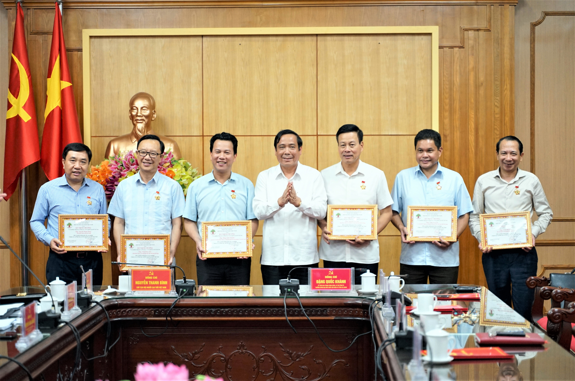 Chủ tịch Hội NCT Việt Nam Nguyễn Thanh Bình trao Kỷ niệm chương cho các cá nhân của tỉnh vì “Đã có nhiều đóng góp cho sự nghiệp chăm sóc và phát huy vai trò NCT Việt Nam”.