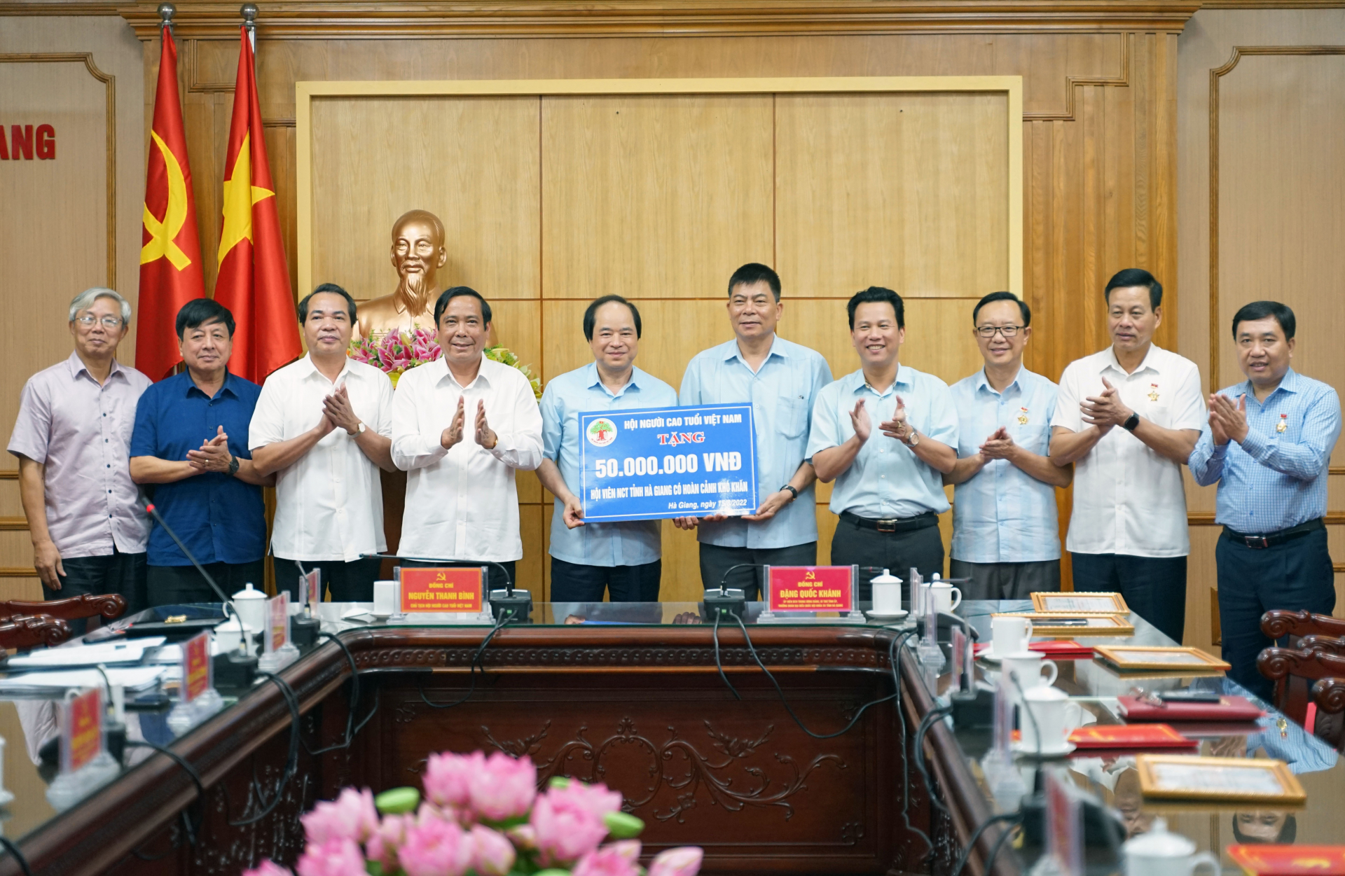 Các đồng chí lãnh đạo tỉnh tiếp nhận 50 triệu đồng của Hội NCT Việt Nam cho hội viên NCT tỉnh Hà Giang có hoàn cảnh khó khăn.
