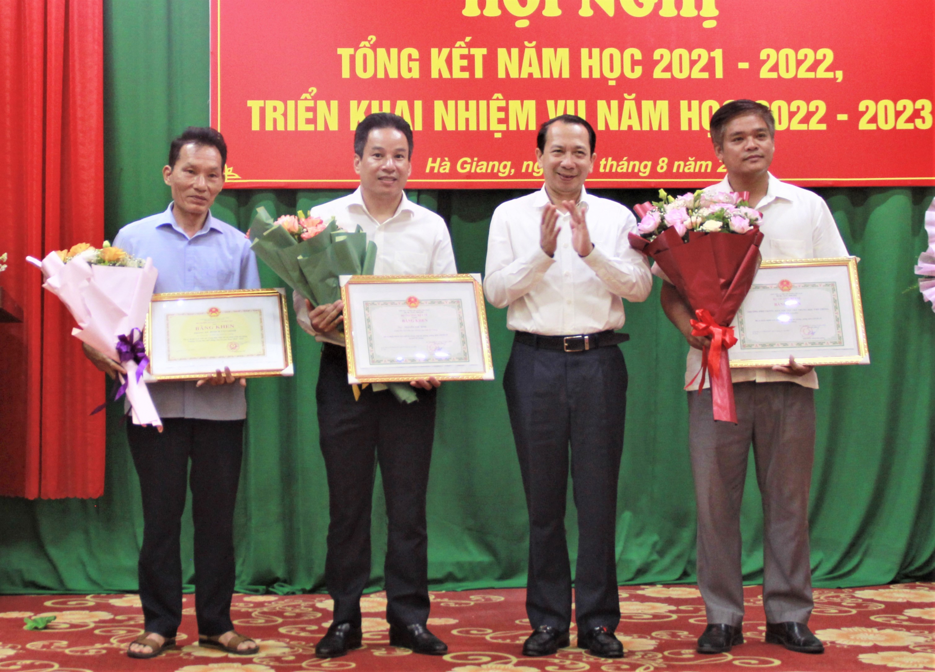 Phó Chủ tịch UBND tỉnh Trần Đức Quý trao bằng khen của Bộ Y tế và Bộ GD&ĐT cho các tập thể, cá nhân.