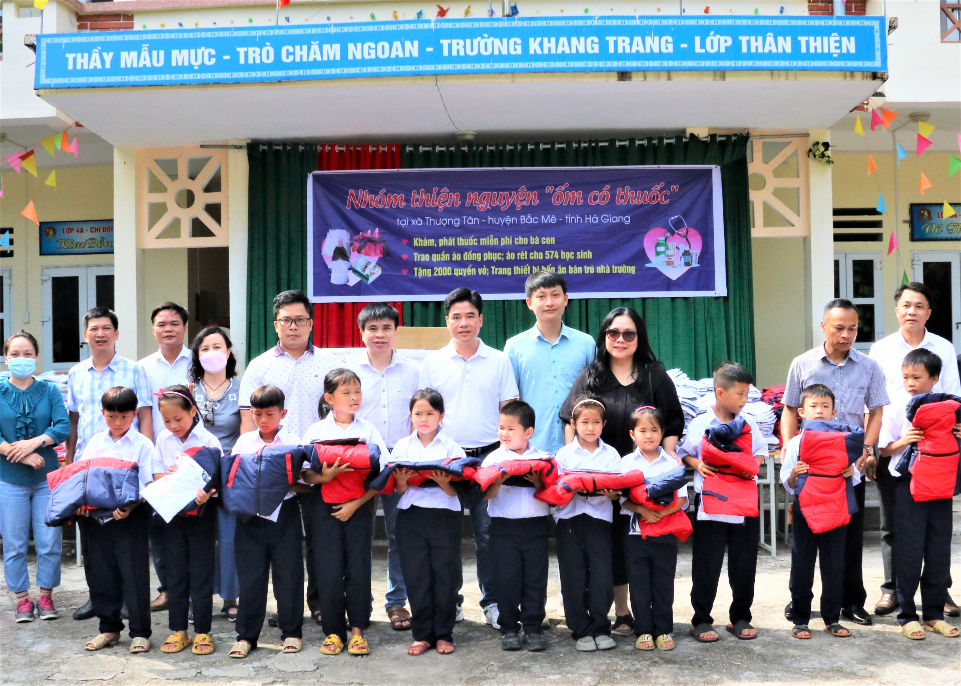 Đoàn tặng quà cho học sinh trường PTDTBT Tiểu học và THCS xã Thượng Tân 