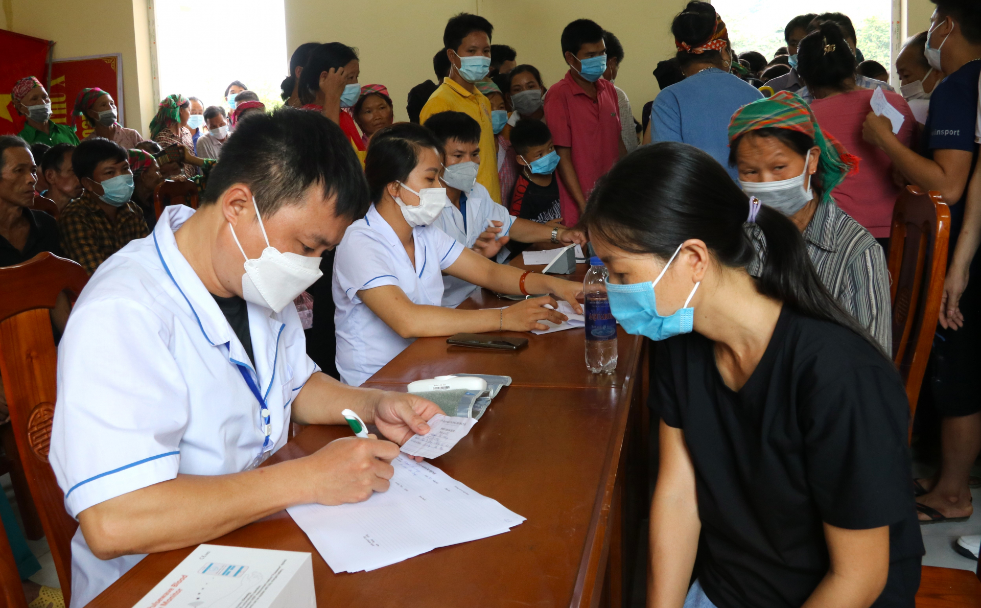 Đoàn bác sỹ nhóm thiện nguyện “Ốm có thuốc” thăm khám bệnh cho người dân xã Thượng Tân 