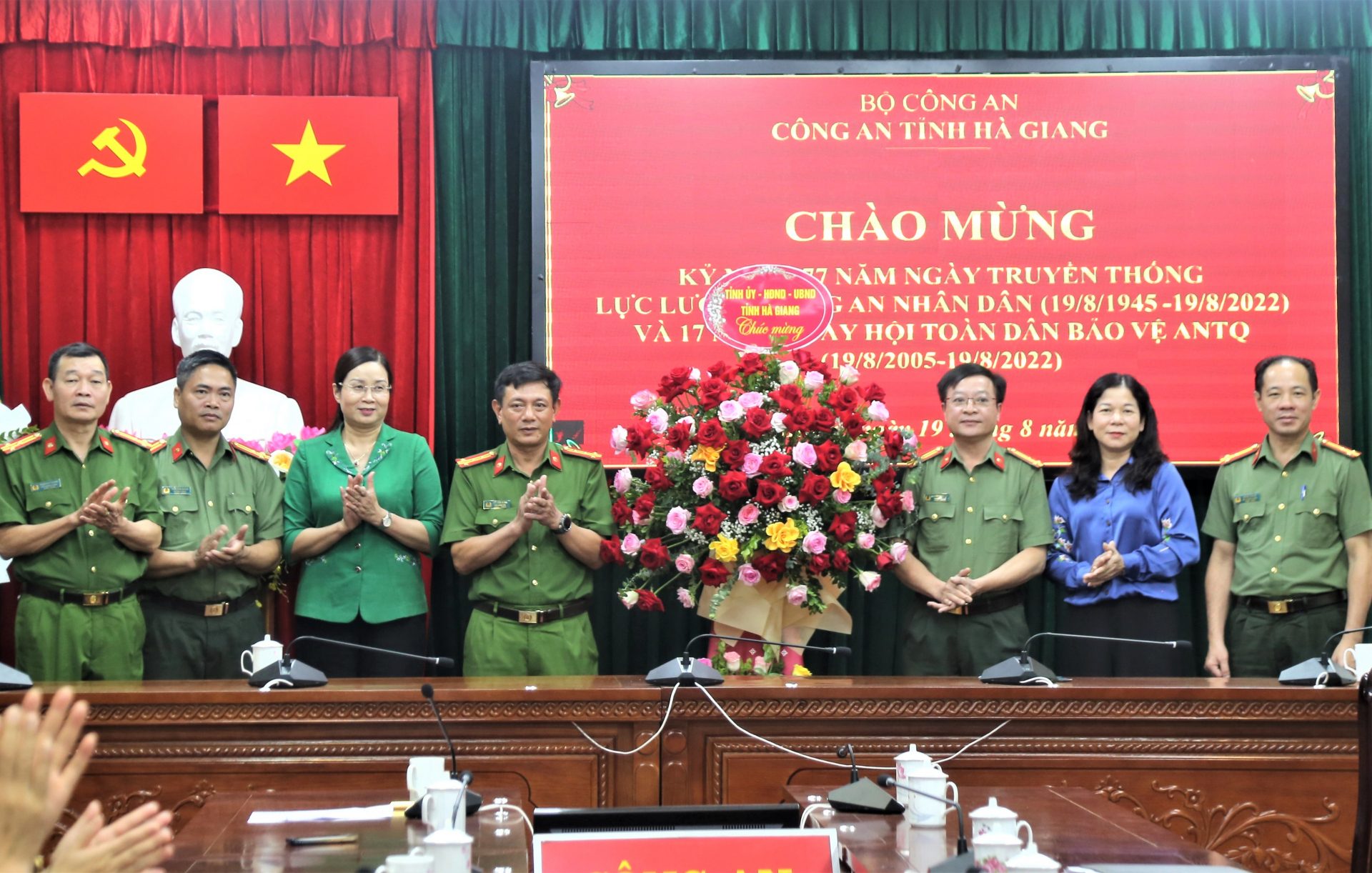 Các đồng chí lãnh đạo tỉnh tặng hoa chúc mừng cán bộ, chiến sĩ Công an tỉnh nhân Ngày truyền thống lực lượng Công an Nhân dân.