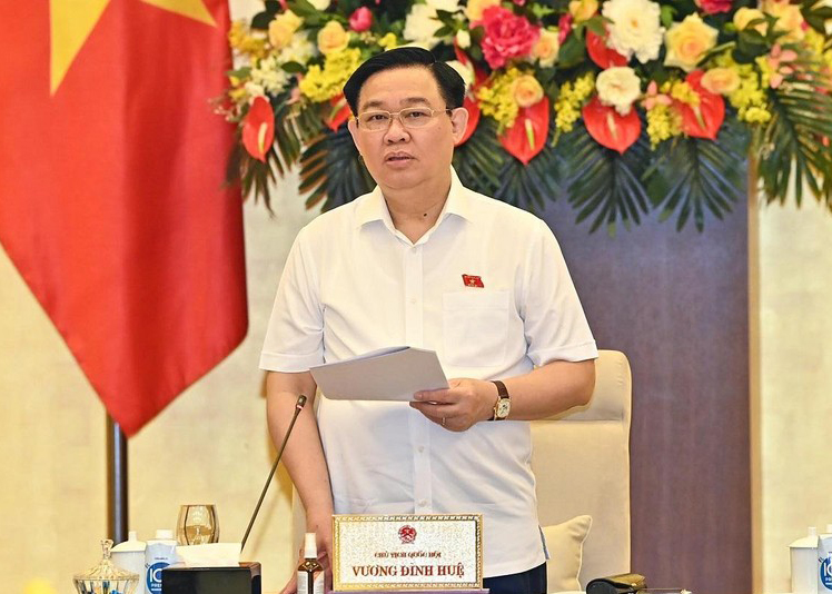 Chủ tịch Quốc hội Vương Đình Huệ phát biểu khai mạc phiên họp. 