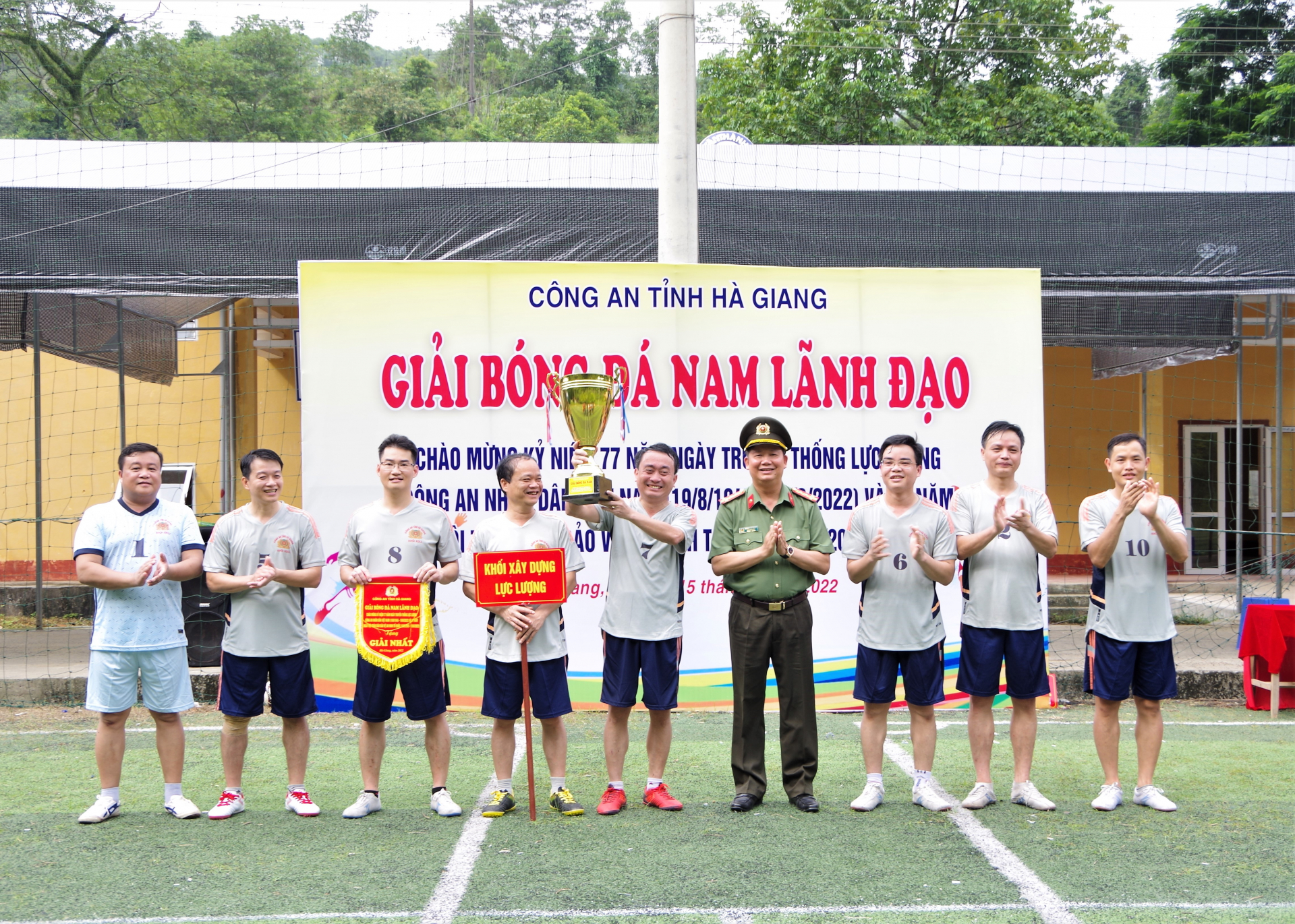 Lãnh đạo Công an tỉnh trao cúp vô địch cho đội tuyển khối Xây dựng lực lượng.
