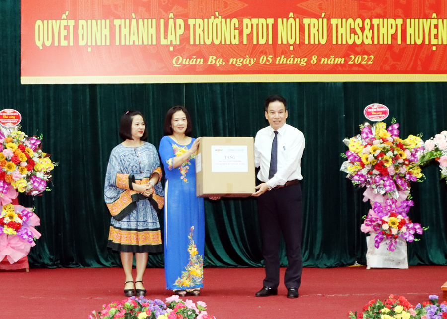 Sở GD&ĐT trao tặng máy tính cho Trường Phổ thông Dân tộc Nội trú – THCS và THPT huyện Quản Bạ.