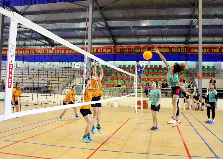 Khai mạc giải là trận đấu của đội bóng chuyền hơi nữ Công an tỉnh và huyện Mèo Vạc.