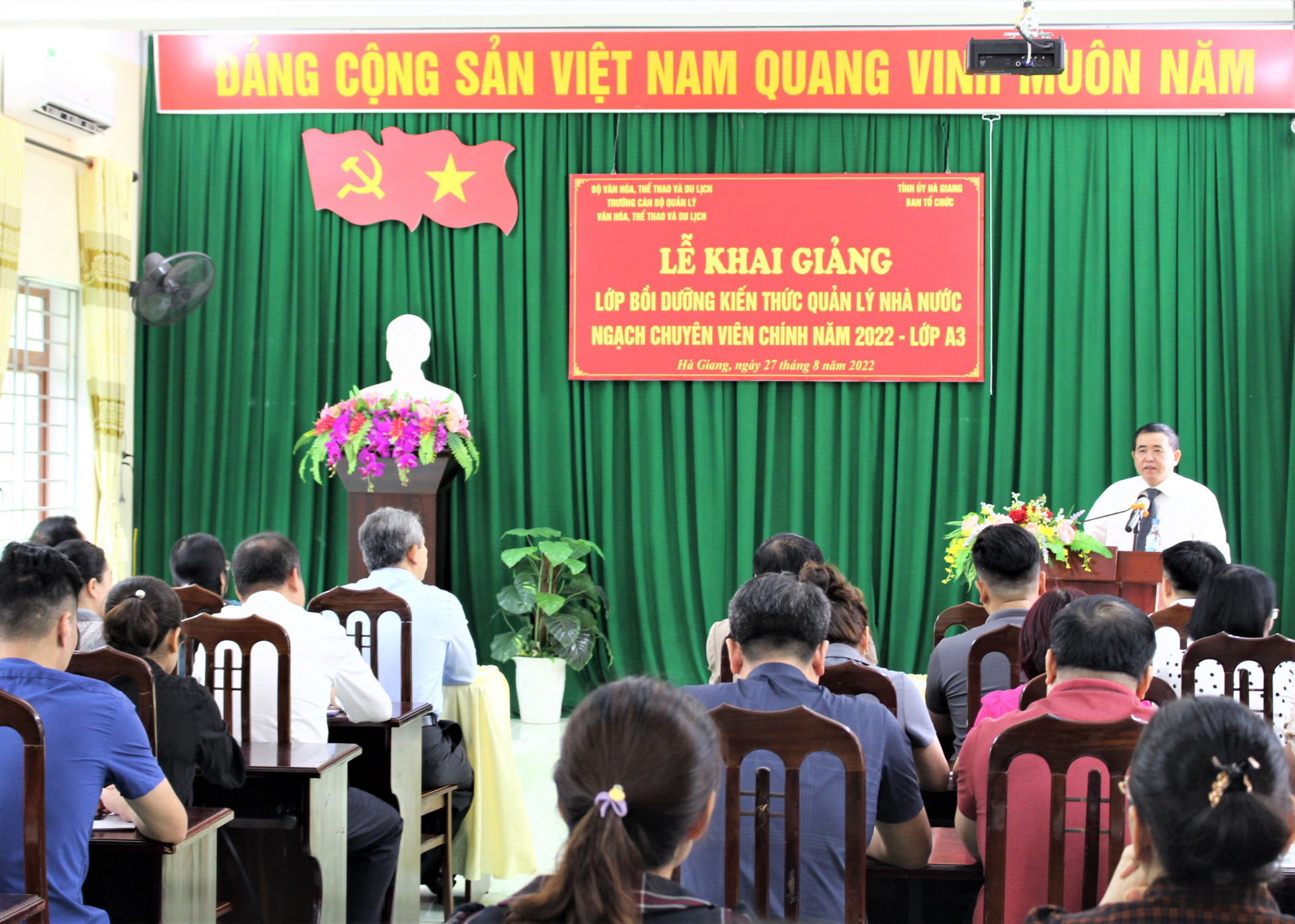 Lãnh đạo Ban Tổ chức Tỉnh ủy phát biểu tại lớp Bồi dưỡng kiến thức quản lý nhà nước ngạch chuyên viên chính.