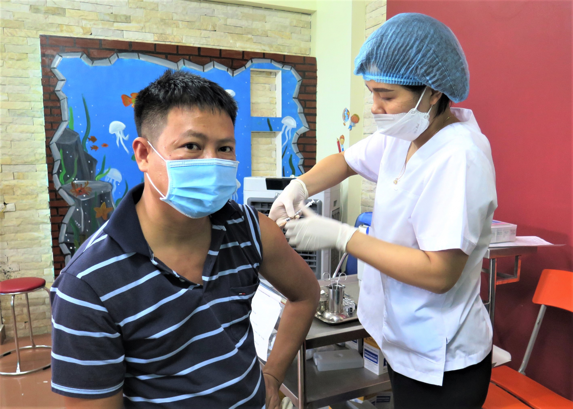 Người dân thành phố Hà Giang tiêm vắc xin phòng Covid-19 tại Bệnh viện Đa khoa Đức Minh