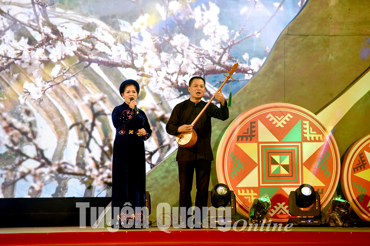 Tiết mục hát Then tại Liên hoan hát Then, đàn Tính huyện Na Hang lần thứ 2 năm 2019. 