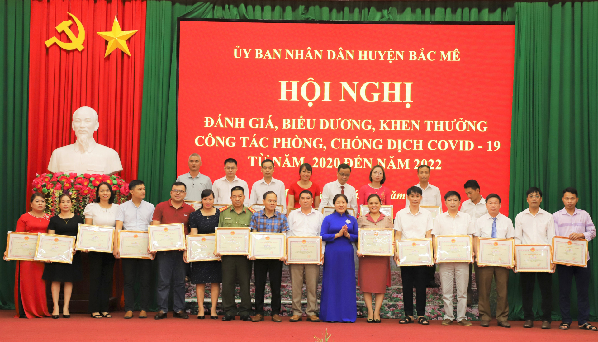 Lãnh đạo huyện Bắc Mê trao giấy khen cho các tập thể.