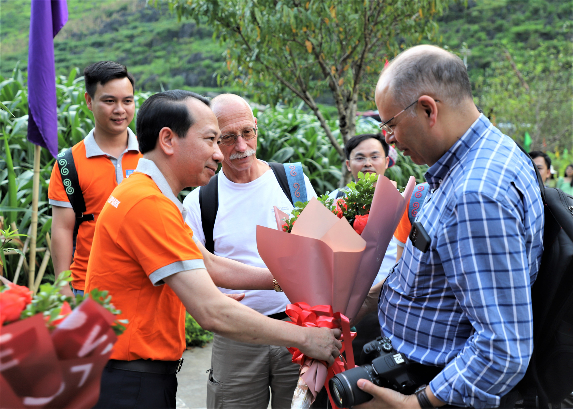 Phó Chủ tịch UBND tỉnh Trần Đức Quý tặng hoa Đoàn chuyên gia tái thẩm định CVĐC Toàn cầu Unesco làm việc tại tỉnh Hà Giang.