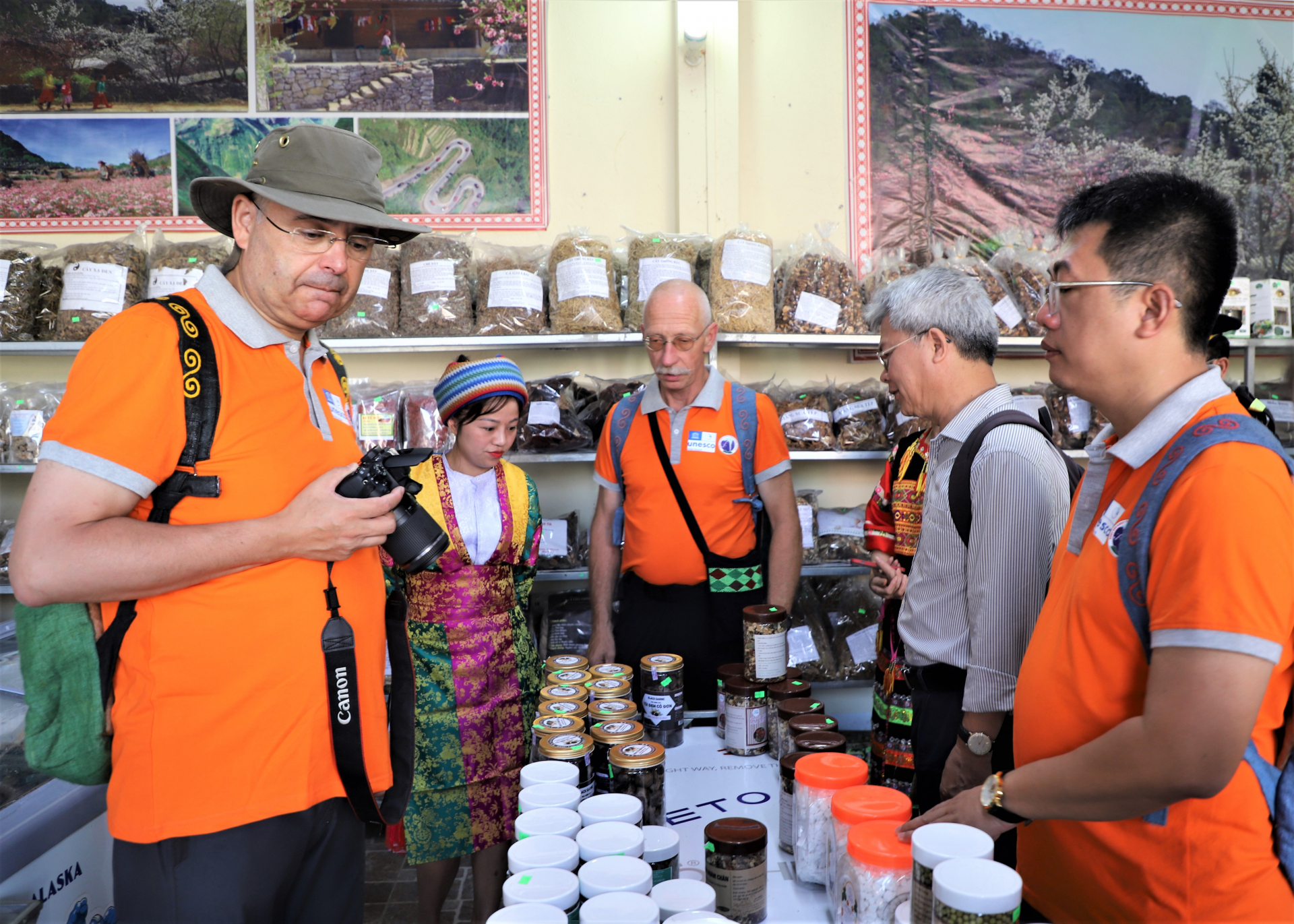 Đoàn đến khảo sát, đánh giá các sản phẩm OCOP của huyện Đồng Văn.