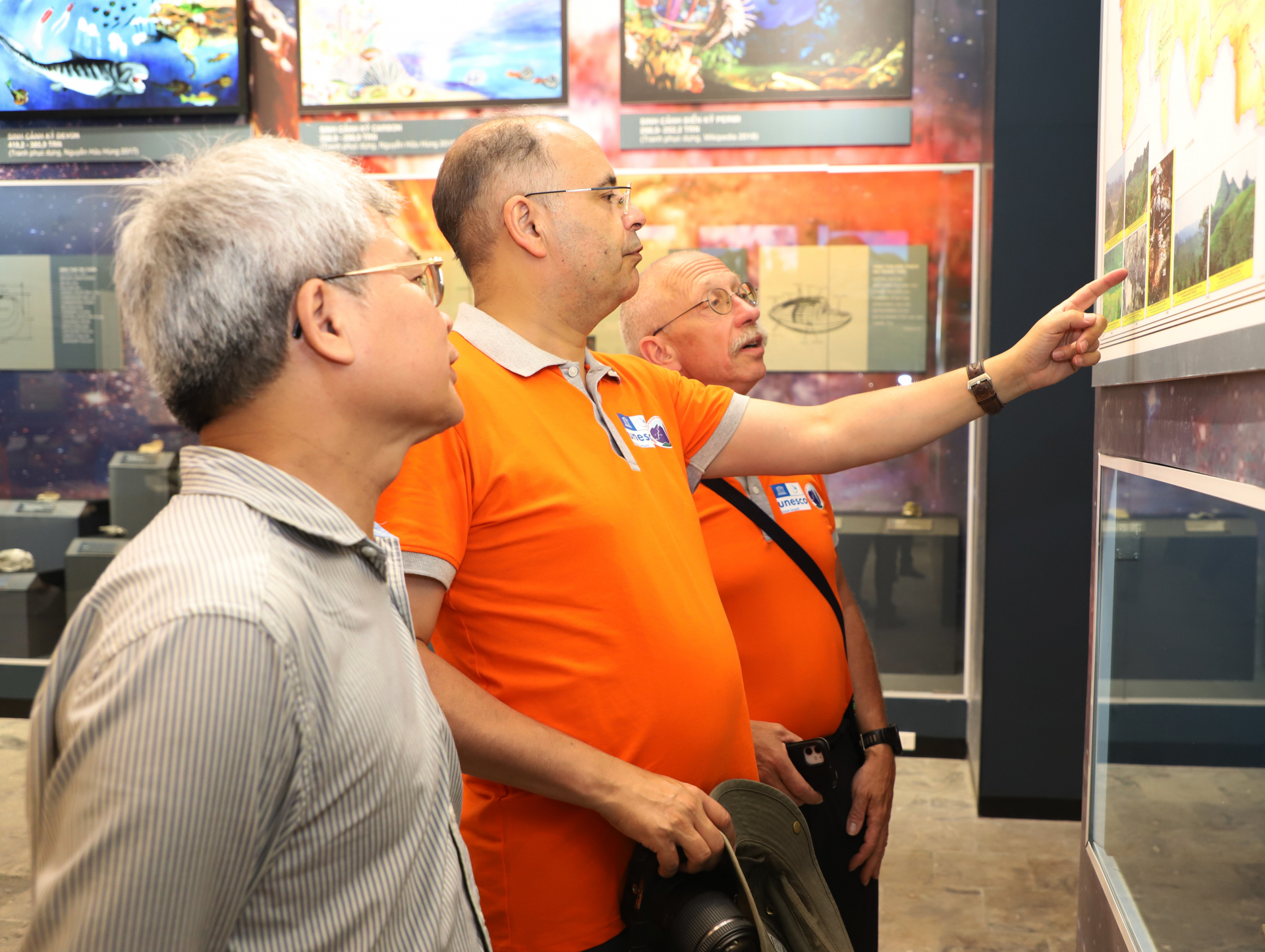 Đoàn khảo sát tại Bảo tàng không gian văn hoá các dân tộc vùng CNĐ Đồng Văn.
