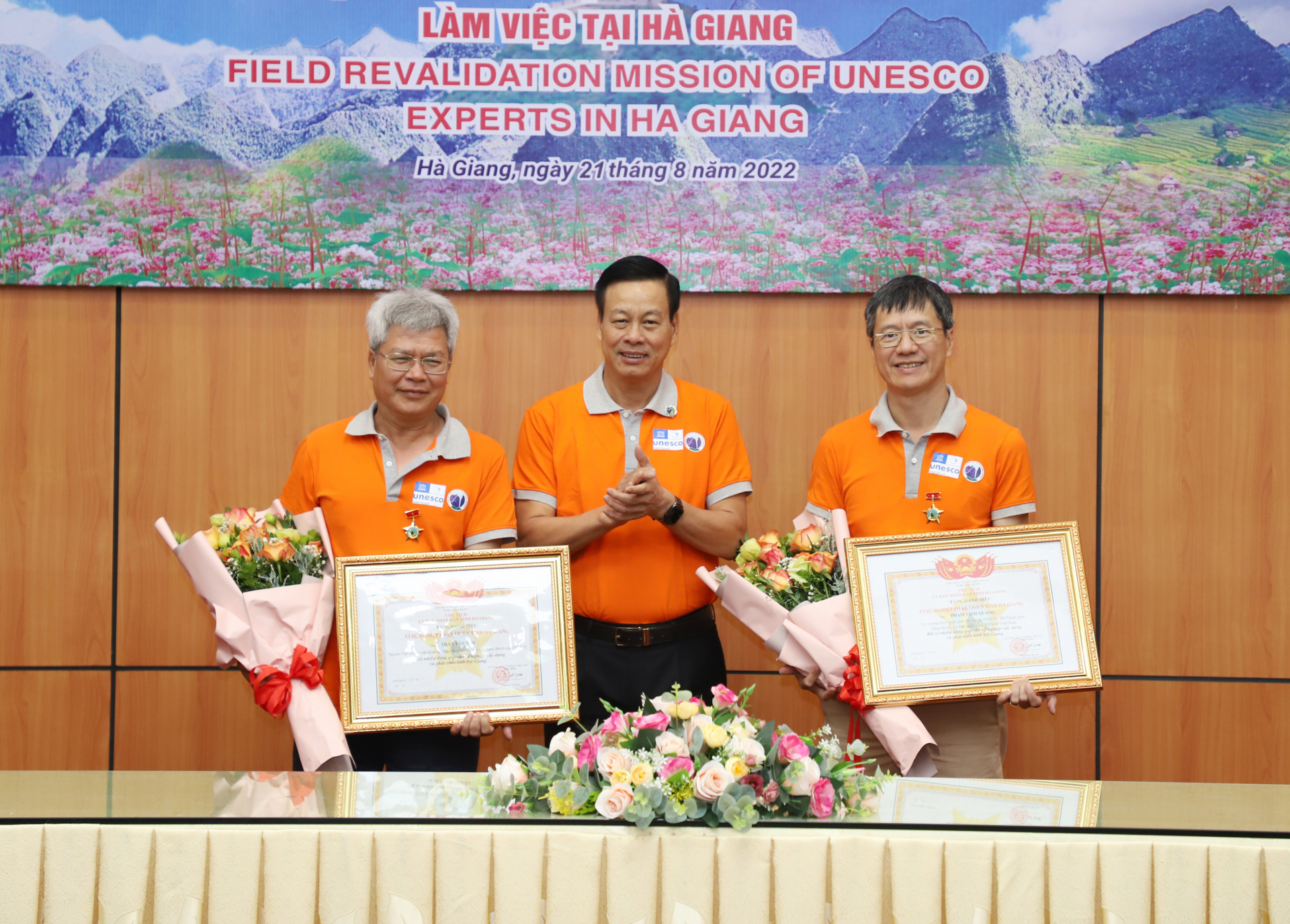 Chủ tịch UBND tỉnh Nguyễn Văn Sơn trao tặng Danh hiệu “Vì sự nghiệp phát triển tỉnh Hà Giang” cho 2 cá nhân.